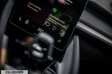 Polestar 2 – dashboard, large central touchscreen display