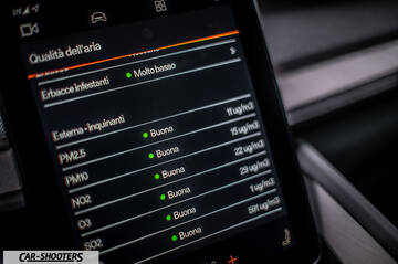 Polestar 2 – dashboard, infotainment screen displaying air quality