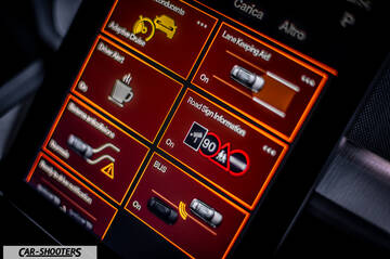 Polestar 2 – dashboard, infotainment touch screen display