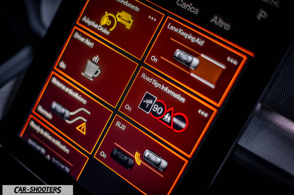 Polestar 2 – dashboard, infotainment touch screen display