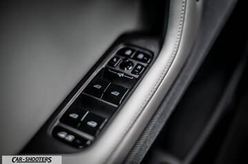 Polestar 2 – detail, door panel switchgear close-up