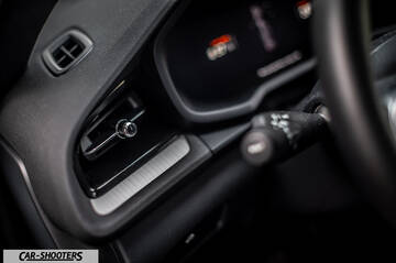 Polestar 2 – dashboard, air vent close-up