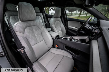 Polestar 2 – interior, light grey front seats
