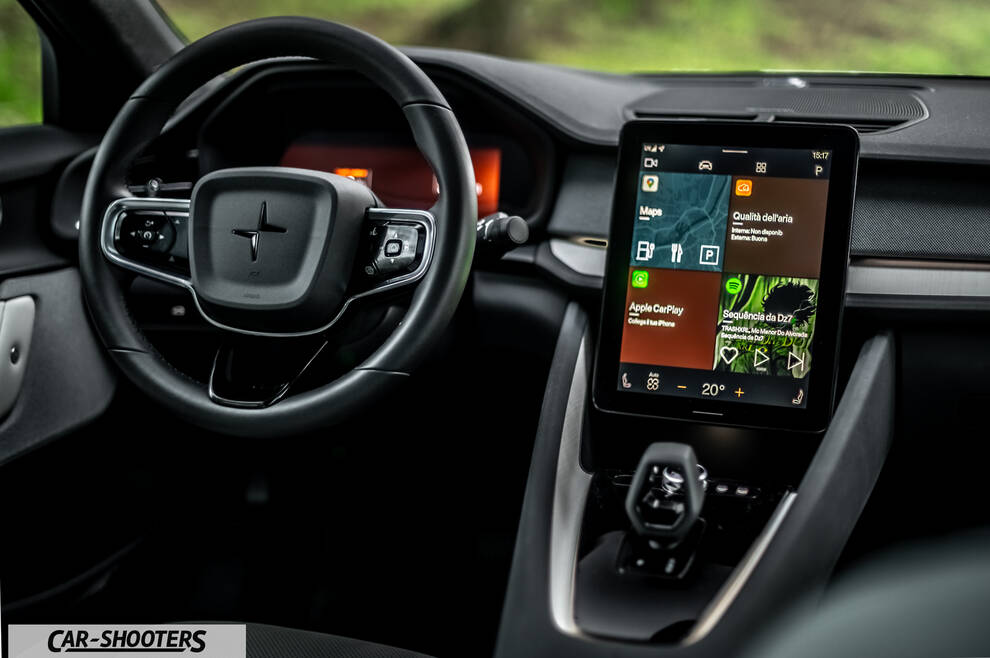 Polestar 2 – dashboard, large vertical touchscreen display