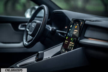 Polestar 2 – dashboard, large central touchscreen display