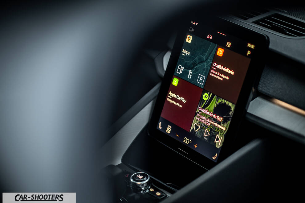 Polestar 2 – dashboard, vertical infotainment touch screen
