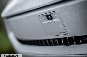Polestar 2 – detail, raindrops on exterior body panel
