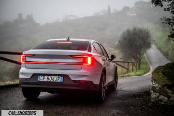 Polestar 2 – rear three-quarter, white on a country road