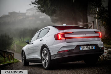 Polestar 2 – rear three-quarter, white on a country road