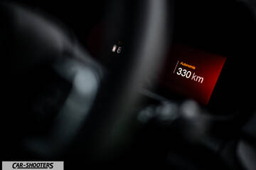 Polestar 2 – dashboard, digital instrument cluster showing range