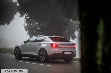 Polestar 2 – rear three-quarter, white on a road in fog