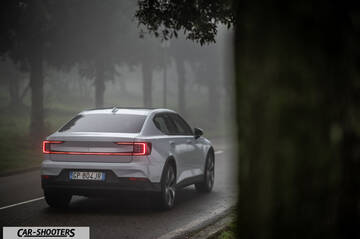 Polestar 2 – rear three-quarter, white on a foggy road