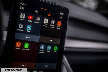 Polestar 2 – dashboard, touchscreen infotainment system display