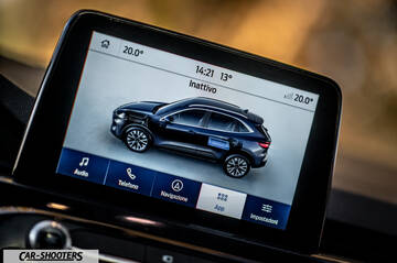 Ford Kuga STLine – dashboard, infotainment screen displaying vehicle graphic
