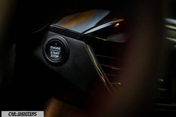 Ford Kuga STLine – detail, engine start stop button close up