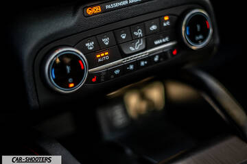 Ford Kuga STLine – dashboard, climate control panel close-up