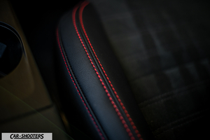Ford Kuga STLine – interior, leather seat with red stitching