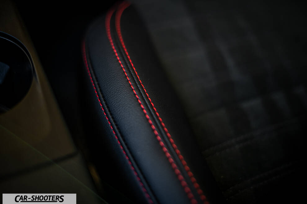 Ford Kuga STLine – interior, leather seat with red stitching