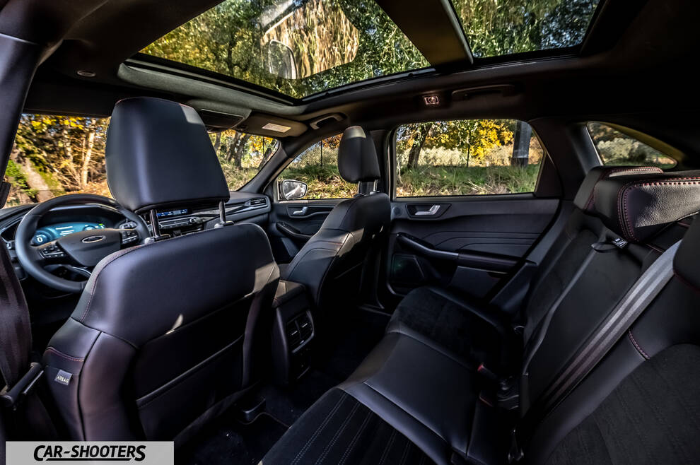 Ford Kuga STLine – interior, panoramic sunroof and leather seats
