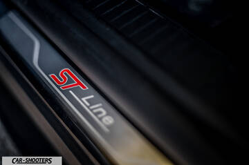 Ford Kuga STLine – detail, door sill plate close-up
