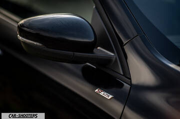 Ford Kuga STLine – detail, side mirror and badge close-up
