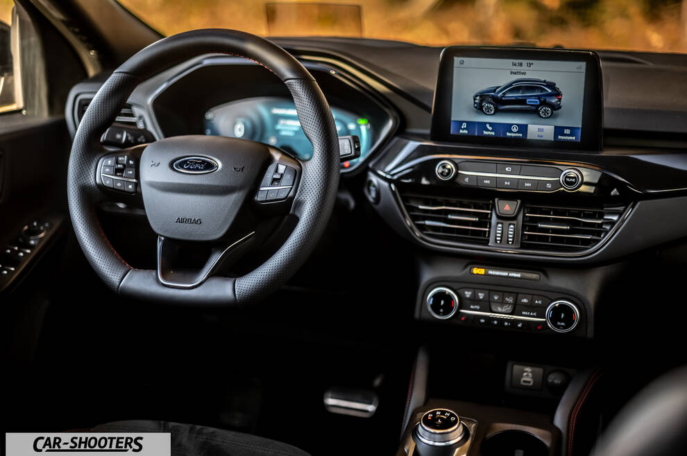 Ford Kuga STLine – dashboard, steering wheel and infotainment screen