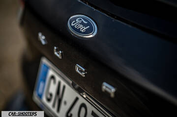 Ford Kuga STLine – detail, emblem and lettering close-up