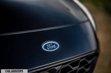 Ford Kuga STLine – detail, emblem close-up