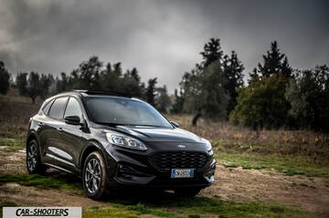 Ford Kuga STLine – front three-quarter, black on a dirt road