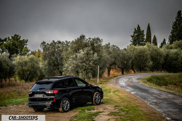 Ford Kuga STLine – rear three-quarter, black on a country road