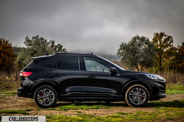 Ford Kuga STLine – side profile, black on a grassy field