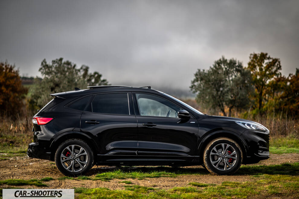 Ford Kuga STLine – side profile, black on a grassy field