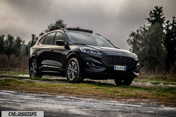 Ford Kuga STLine – front three-quarter, black on a dirt road
