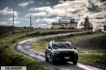 Ford Kuga STLine – front three-quarter, black on a country road