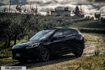 Ford Kuga STLine – front three-quarter, black on a rural dirt path