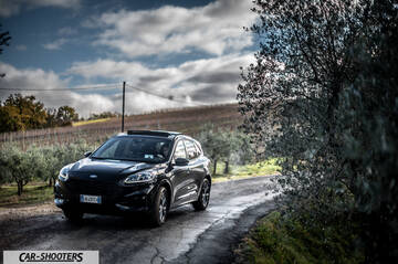 Ford Kuga STLine – front three-quarter, black on a country road