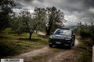 Ford Kuga STLine – front three-quarter, black on a dirt road