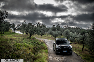 Ford Kuga STLine – front three-quarter, black on a country road