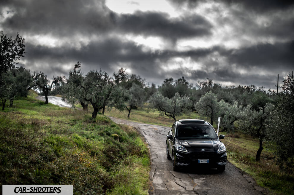 Ford Kuga STLine – front three-quarter, black on a country road