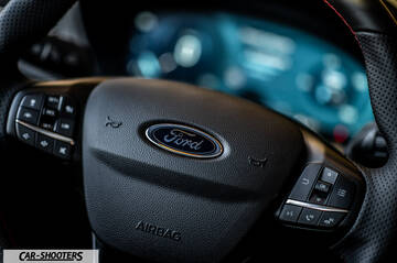 Ford Kuga STLine – dashboard, leather steering wheel close-up