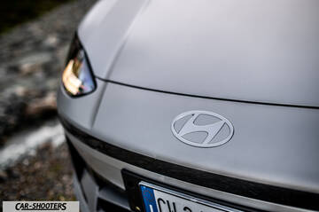 Hyundai Ioniq 6 – detail, hood and badge close-up