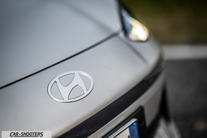 Hyundai Ioniq 6 – detail, front badge close-up