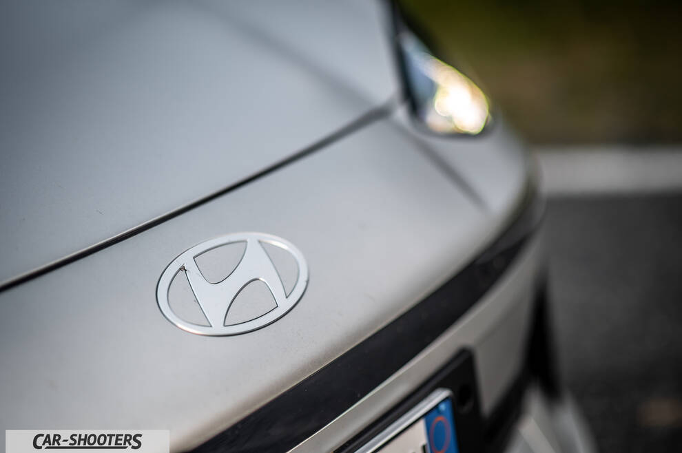 Hyundai Ioniq 6 – detail, front badge close-up