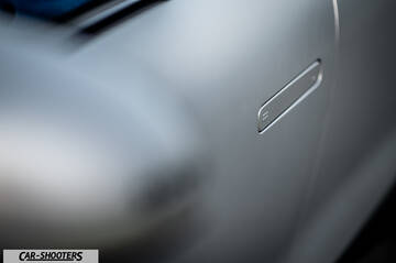 Hyundai Ioniq 6 – detail, flush door handle close-up