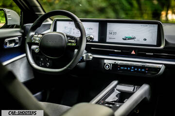 Hyundai Ioniq 6 – dashboard, digital instrument cluster and touchscreen