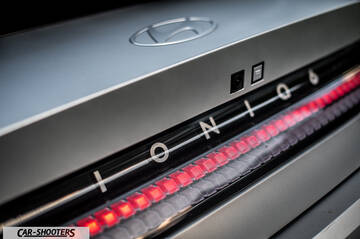 Hyundai Ioniq 6 – detail, rear badge and light bar close-up