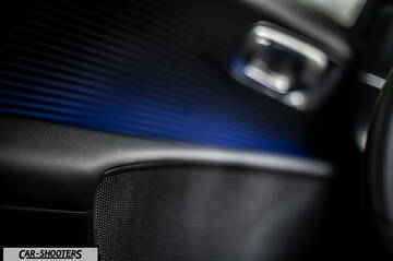 Hyundai Ioniq 6 – interior, door panel with blue ambient lighting