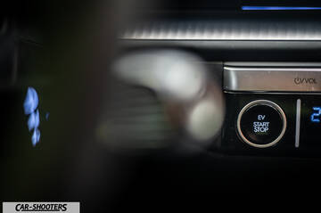 Hyundai Ioniq 6 – dashboard, ev start stop button close up