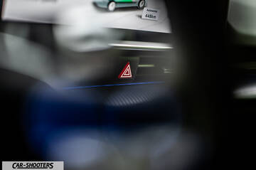 Hyundai Ioniq 6 – dashboard, hazard light button close-up