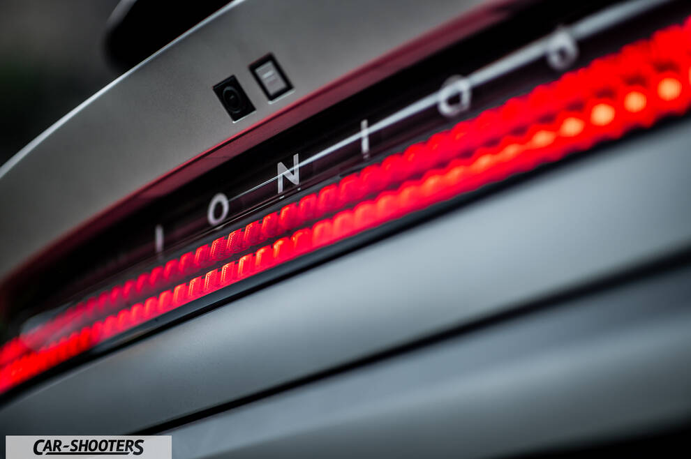 Hyundai Ioniq 6 – detail, rear light bar close-up